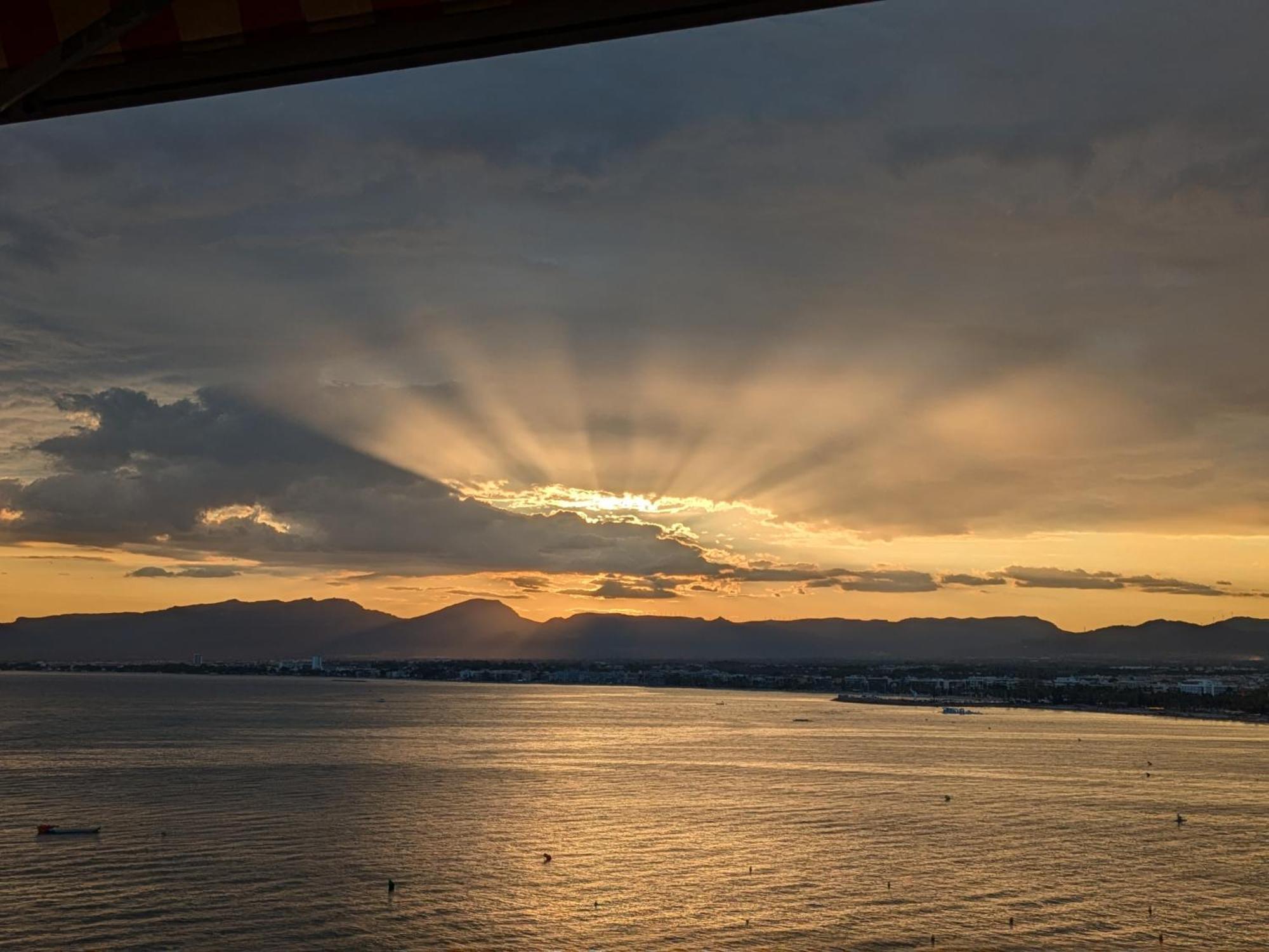 Bahia Apartamento Sobre El Mar Salou Bagian luar foto